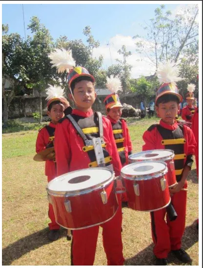 Gambar 7. Alat Musik Senar Drum Marching Band MI Al-Huda (Dok. Foto marching band MI Al-Huda Kutoanyar, 2013) 