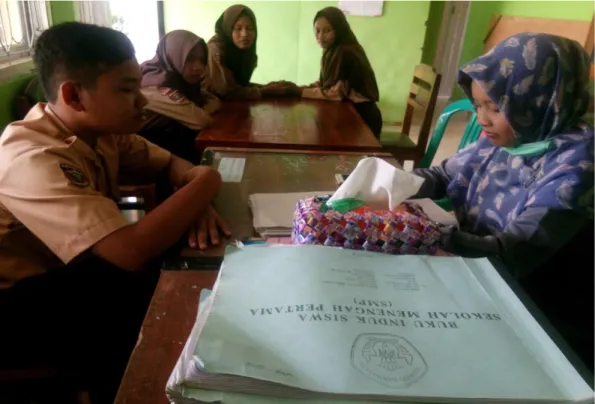 Foto 2:   Wawancara  dengan  Muhammad  Farid  Khoiri  Siswa  di  SMP  Negeri  2  Pekalongan Lampung Timur Tanggal 28 April  2018 