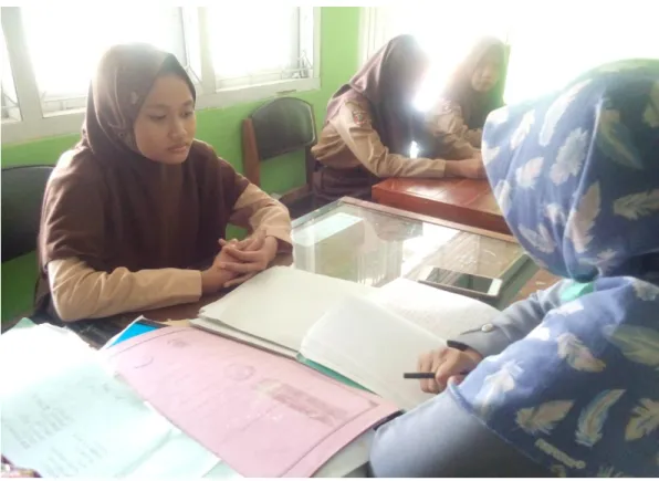 Foto 6:   Wawancara  dengan  Daimatul  Fitri  siswi  di  SMP  Negeri  2  Pekalongan  Lampung Timur Tanggal 28 April  2018 