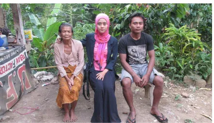 Gambar 1.  Memberikan 3 ekor ayam, sembako dan alat tulis untuk keluarga Nenek Ketut Sukraning 