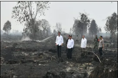 Gambar 1.     Foto Presiden Joko Widodo didampingi Gubernur Riau Syamsuar   meninjau langsung Lokasi kebakaran hutan di Provinsi Riau tahun 2019  Berdasarkan  Pasal  50  Ayat  (3)  Huruf  d  Undang-Undang  Republik  Indonesia  Nomor  41  Tahun  1999 tentan