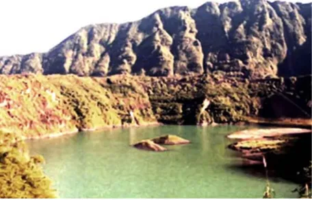 Gambar 1. Kondisi danau kawah Galunggung pada tahun 1997, pembuatan terowongan kawah masih berlangsung