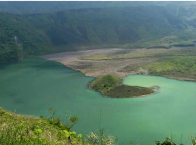 Gambar 4. Sketsa danau kawah Gunung Galunggung antara tahun 2008, kerucut sinder masih terpisah dengan pantai danau