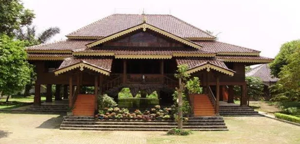 Gambar 2. Rumah adat Lampung 