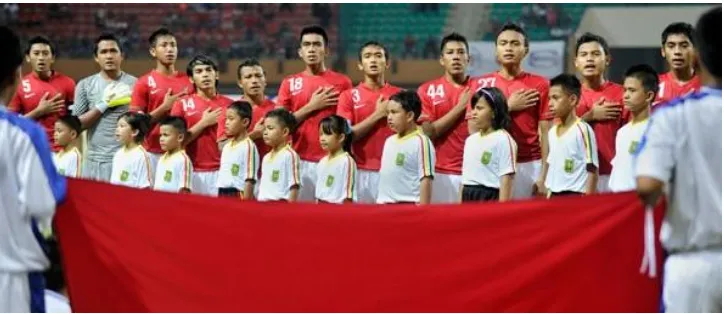 Gambar II.7 Menyanyikan lagu kebangsaan sebelum pertandingan sepak bola antarnegara. Mengapa tim sepak bola perlu menyanyikan lagu kebangsaan?  Sumber: Antara News 