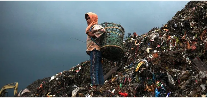 Gambar 1.4 Gunung Sampah di Bantar Gebang http://www.bekasibusiness.com/2015/01/29/tpst-bantar-gebang-antisipasi-
