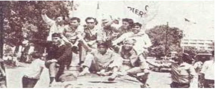 Gambar II.4: Demonstrasi Tritura oleh mahasiswa pada 1966, salah satunya menuntut penurunan harga bahan pokok (sumber: s-kisah.blogspot.com) 
