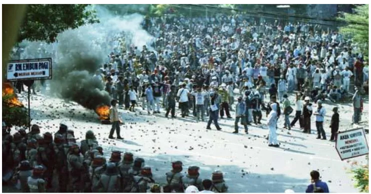 Gambar II.6: Kerusuhan Jakarta 1998, Dimana nilai-nilai Pancasila? Sumber: farninfo.blogspot.com  