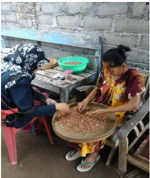 Gambar I . Kegiatan membantu ibu munjiati memilih kacang  