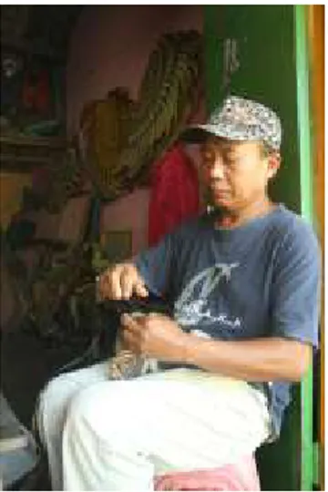 Gambar  1.  Pak  Sumartono  bekerja  sebagai  tukang sol sepatu 