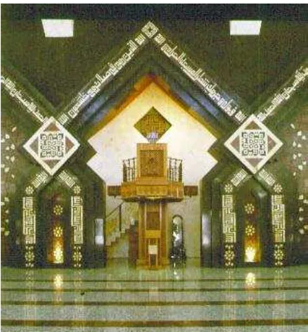 Gambar 6. Interior salah satu masjid di Madinah. Dominasi warna emas dengan pantulan cahaya yang berkesan mewah