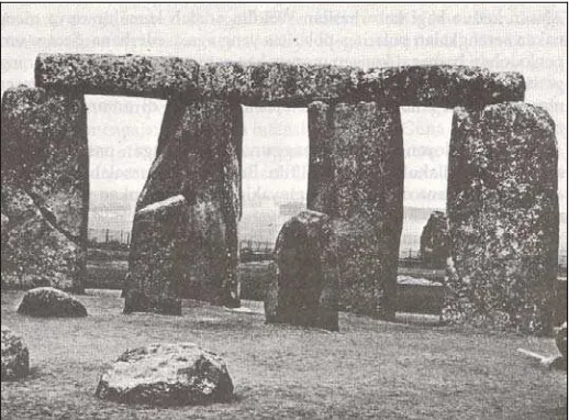 Gambar 2. Stonehange, 2400–1600 S.M pada dasarnya berupa susunan kolom dan balok dengan sistem struktur dan konstruksi primitif, merupakan salah satu tanda bukti masa lampau tentang upaya manusia membatasi ruang, menghadirkan serta  membentuk tempat dengan