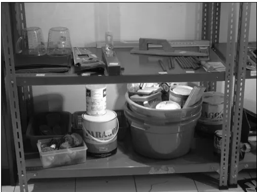 Gambar 7.   Koleksi Alat-alat dan Bahan Cat di Laboratorium Bahan Interior UK Petra  