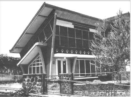 Gambar 2. Rumah gaya jengki dengan komposisi bentuk geometris (Repro: Tabloid Rumah 20 Juli–02 Agustus 2004)