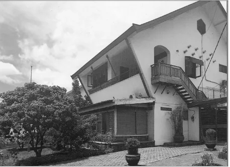 Gambar 4. Arsitektur Jengki bermetamorfosis menyesuaikan perkembangan zaman dengan penambahan tangga di sisi rumah (Repro:Majalah Laras, Februari 1997) 