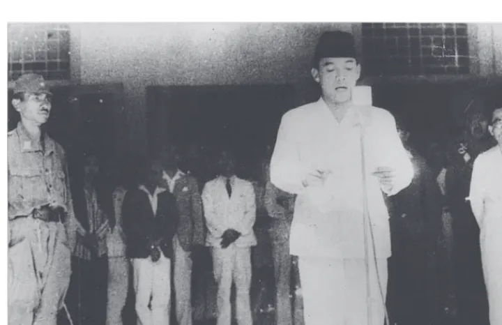 Gambar 6.12 Sukarno didampingi Mohammad Hatta membacakan Teks Proklamasi. 