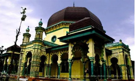 Gambar 17. Masjid Raya Al-Osmani Medan Labuhan Sebelum Direnovasi (Sumber : Google Picture, diakses pada tanggal 15 Mei 2017) 