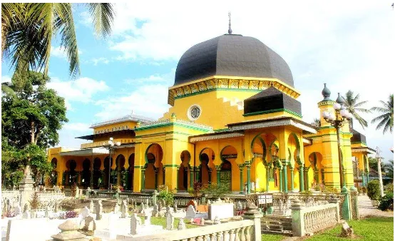 Gambar 18. Masjid Raya Al-Osmani Medan Labuhan setelah direnovasi (Sumber. Dok. Pribadi, gambar didokumentasikan pada 24 Januari 2017) 