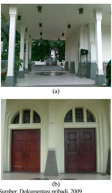 Gambar 4. (a) Teras (b) Pintu pada bangunan Gereja Hati Kudus Yesus Surabaya  