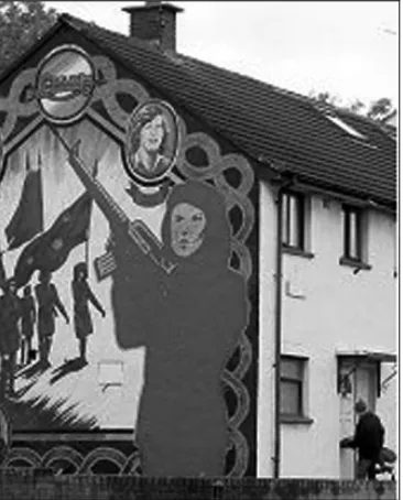 Gambar 12. Siswa SD dengan latar belakang mural bergambar Lenin  
