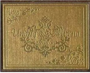 Gambar 9. Engraving pada plat emas   di undangan  