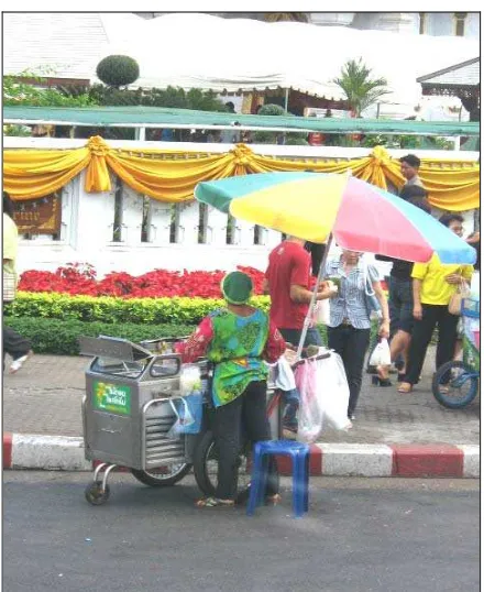 Gambar 15. Suasana salah satu trotoar di sekitar area pusat kota Bangkok. Lebar trotoar yang sangat memadai, memungkinkan berbagai aktivitas sosial terjadi dan ”menghidupkan” kota