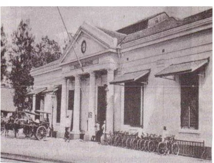 Gambar 8A. Tampak depan gedung perkum-pulan “De Vriendschap” didirikan pada tgl. 28 September 1809, di Jl