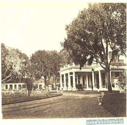 Gambar 13. Pemandangan dari dalam gedung Raad van Justitie, yang dbangun th. 1890 an di Surabaya., dengan Gaya Indische Empire