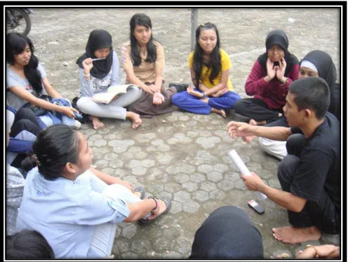Gambar 2. Pembina sedang memberikan materi kepada siswa yang  mengikuti pelatihan di Sanggar Seni Sunrise (Dokumentasi Kuru 14 April 2011) 