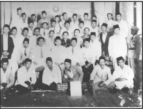 Gambar 9. Rapat panitia Kongres Parindra ke-3  di Banjarmasin, 4/5 Februari 1940. Baris  ke-dua, dari kiri ke kanan: Hadhariyah M Penulis 