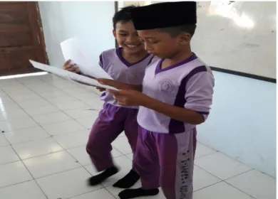 Gambar penerapan metode team quiz ketika siswa sedang  menjelaskan materi yang didapatkan serta memberikan 