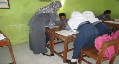 Gambar 4.5  Guru Membimbing Siswa dan Memotivasi Siswa  dalam Pemasangan Puzzle  