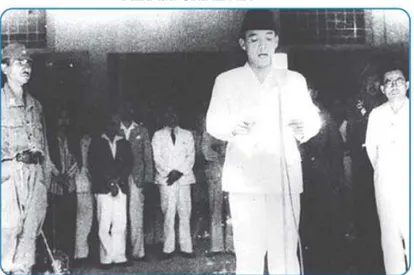 Gambar ketika Ir. Soekarno membacakan teks proklamasi  kemerdekaan Indonesia 