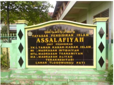 Gambar 1 Papan nama Madrasah 