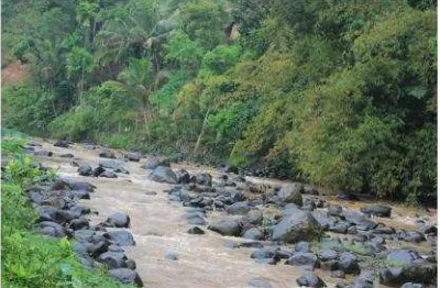 Gambar 1. Ci Wulan sebagai sumberdaya batuan diDusun Demunglandung, Desa Papayan, Tasikmalaya(Sumber: Dokumentasi Balai Arkeologi Bandung 2014)