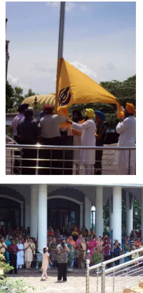 Gambar upacara penaikan bendera dimana semua warga Sikh dari berbagai 