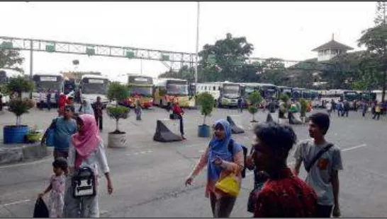 Gambar 2. Kegiatan Penumpang di Kawasan Terminal Leuwipanjang Kota Bandung Sumber: hasil dokumentasi peneliti, 2017 
