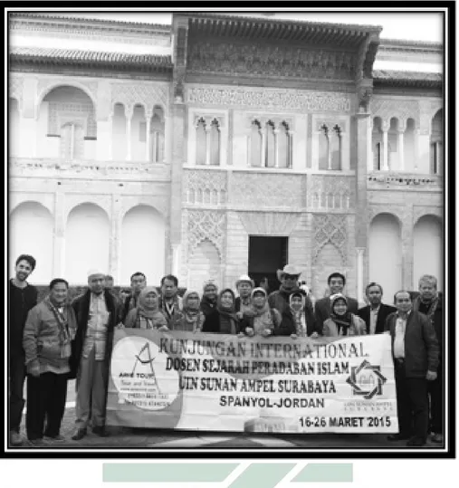 Gambar : Rombongan para dosen SKI Fak Adab dan Humaniora UINSA Surabaya di depan  istana Sevilla