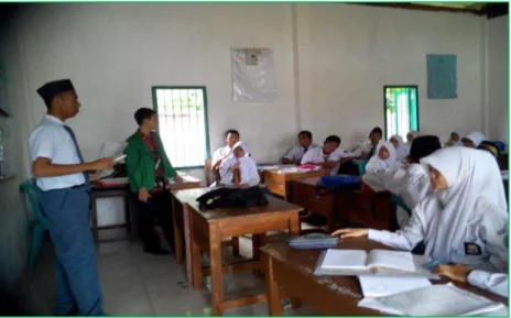 Gambar 2. Siswa Mempresentasikan Hasil Diskusi 