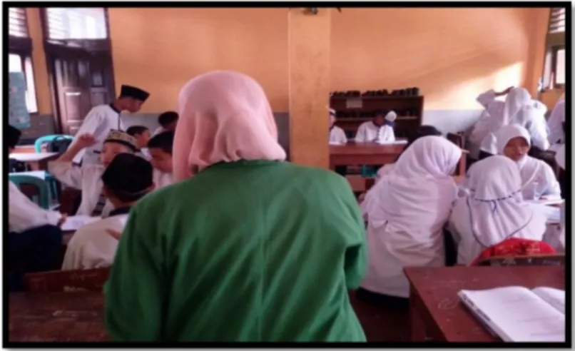 Gambar 6. Pembentukan kelompok pada pertemuan pertama  d)  Diskusi 