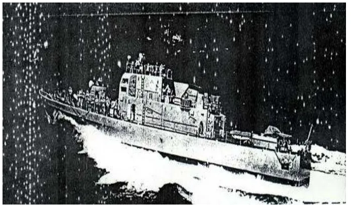 Gambar 1.3:  Kapal planing hull, bagian depan kapal terangkat ketika Melaju pada kecepatan tinggi
