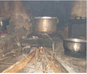 Gambar 1.  Dapur tradisional konsumsi banyak kayu, ruangan luas, asap banyak    (Nurhuda, 2008)