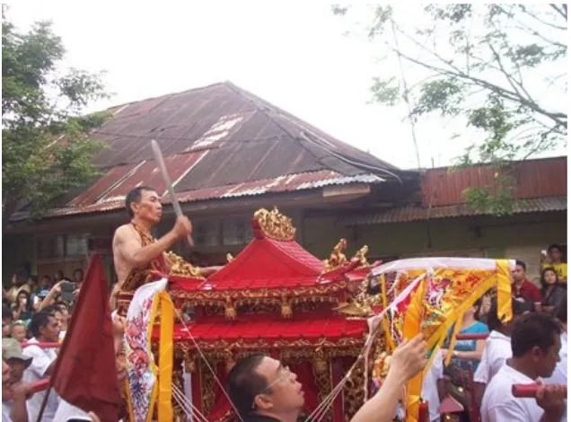 Gambar 1.Tang-Sin saat upacara Cap Go Meh 2013 dan partisipasiwarga kota yang meriah (Sumber: Koleksi Pribadi)