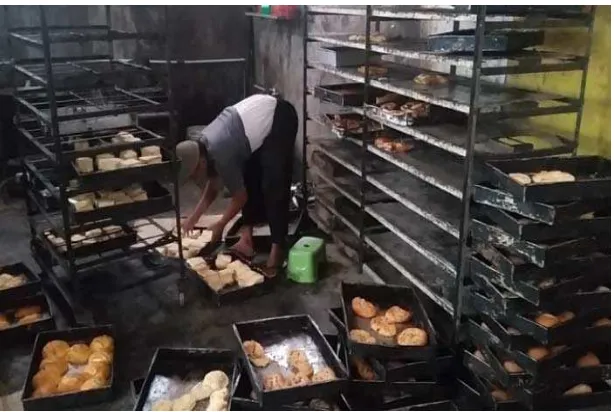 Gambar 1.5. Pedagang Roti yang Turut Masuk ke Lantai Produksi 