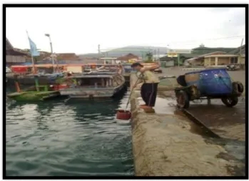 Gambar 18  Pengambil air dari kolam pelabuhan  oleh pedagang pengumpul atau  pengecer di PPN Palabuhanratu tahun 2010