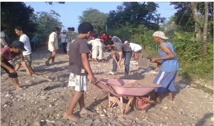 Gambar 8. Kegiatan gotong royong memperbaiki jalan di salah satu lingkungan RT di Desa Bandar Agung 