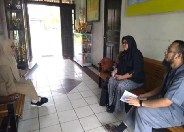 Gambar 1. Diskusi Tim PKM dengan Ketua  MGMP IPA SMP Kabupaten Kubu Raya dalam 