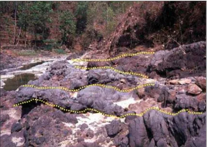 Gambar 7.  Perlapisan aliran lava dan breksi gunung api Kuarter pada fasies proksimal Gunung Galunggung, fasies medial di sebelah kanan gambar