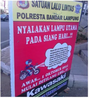 Gambar banner “Menyalakan lampu utama sepeda motor pada siang hari” 