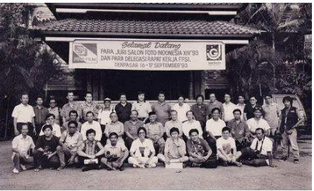 Gambar 2.2 Foto bersama PFB dan FPSI pada acara Salonfoto Indonesia 1993 di Bali. Sumber : Perhimpunan Fotografi Bali 